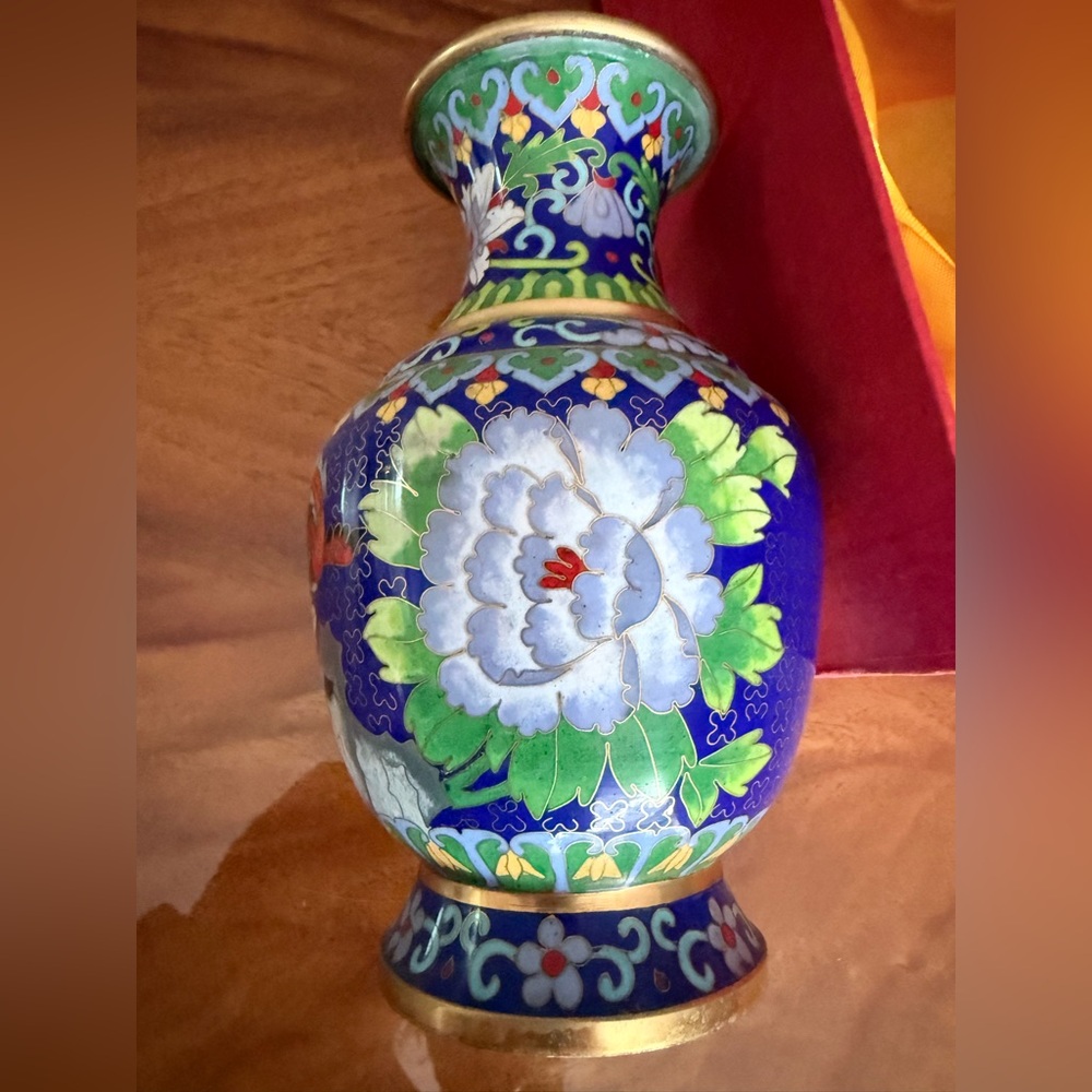 Elegant Blue and Gold Decorative  Chinese Vase